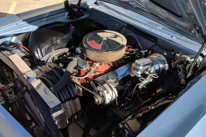 1965 Chevrolet Impala SS Convertible - Engine compartment