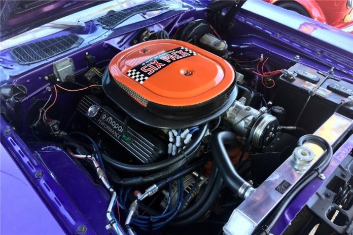 1970 Dodge Challenger R/T Re-creation - Engine compartment