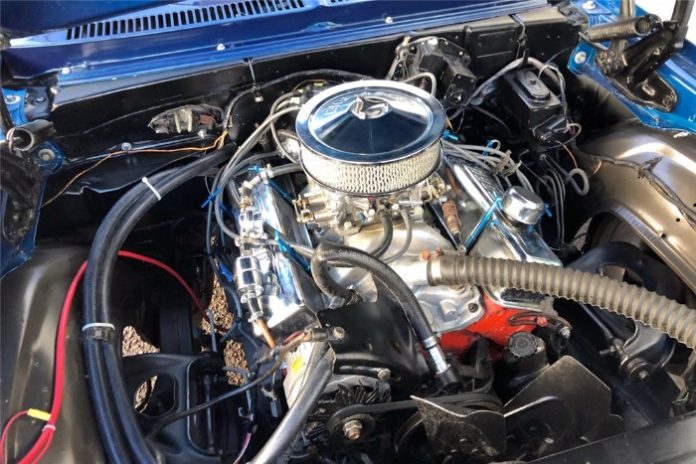 1971 Chevrolet Nova Yenko Re-creation - Engine compartment