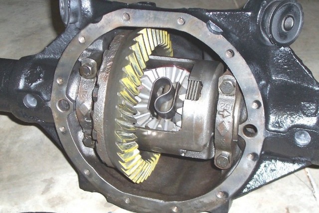 Clutch type limited slip differential in a GM axle